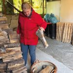 Auf der Stadtfarm in Sülldorf kümmert sich Pia Kolling darum, dass alles seine Ordnung hat. Dazu zählt auch das Hereinholen von Kaminholz.