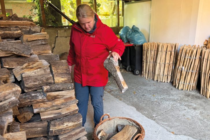 Auf der Stadtfarm in Sülldorf kümmert sich Pia Kolling darum, dass alles seine Ordnung hat. Dazu zählt auch das Hereinholen von Kaminholz.