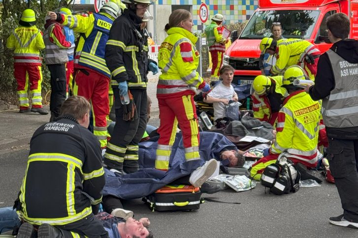 Katastrophenschutz - Helferinnen und Helfer verschiedener Blaulichtorganisationen probten in Rissen den Ernstfall. // Foto: ASB Hamburg / Petra Witt