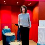 Trauerrednerin Louise Brown begleitet die Lichtgedenkfeier mit einer einfühlsamen Lesung. // Foto: Bestattungsinstitut Bade