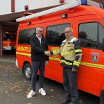 Wehrführer Claus Köster (rechts) übergibt das Fahrzeug an Bürgermeister Thomas Voerste. // Foto: Stadt Pinneberg - Feuerwehrfahrzeug