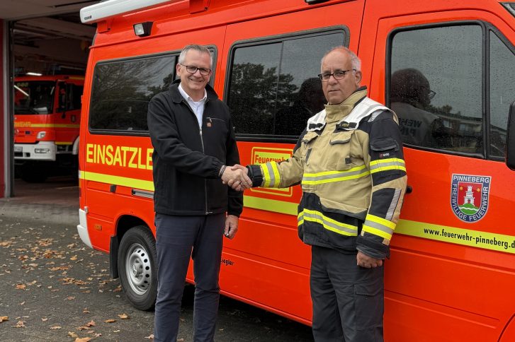 Wehrführer Claus Köster (rechts) übergibt das Fahrzeug an Bürgermeister Thomas Voerste. // Foto: Stadt Pinneberg - Feuerwehrfahrzeug
