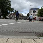 In Blankenese kreuzen manche Radwege die Buszufahrten – wie hier am Bahnhof. Der Radverkehr wird über den Gehweg durch den Wartebereich der Bushaltestelle geführt.