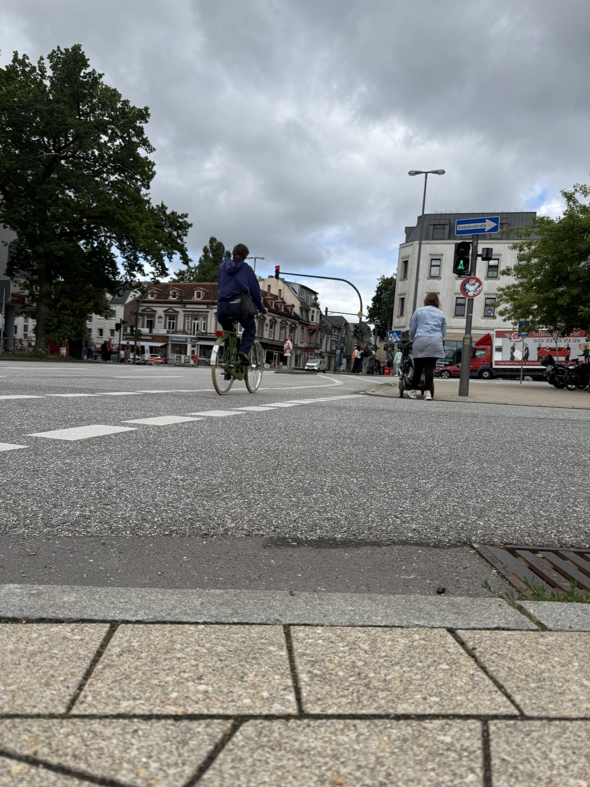 In Blankenese kreuzen manche Radwege die Buszufahrten – wie hier am Bahnhof. Der Radverkehr wird über den Gehweg durch den Wartebereich der Bushaltestelle geführt.