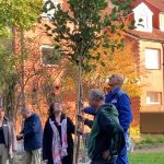 Direktorin Sabine Erichsen freute sich über den stattlichen Apfelbaum der Sorte Elstar, der im Innenhof der Kursana Residenz Wedel seinen Platz gefunden hat. // Foto: Kursana