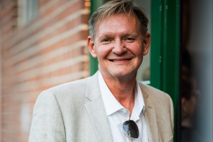 Der Autor und Medienexperte Sören Bauer erzählt in seinem neuen Buch, wie er nach einer schmerzhaften Trennung den Weg zurück zu Zuversicht und Lebensfreude fand. // Foto: Sören Bauer