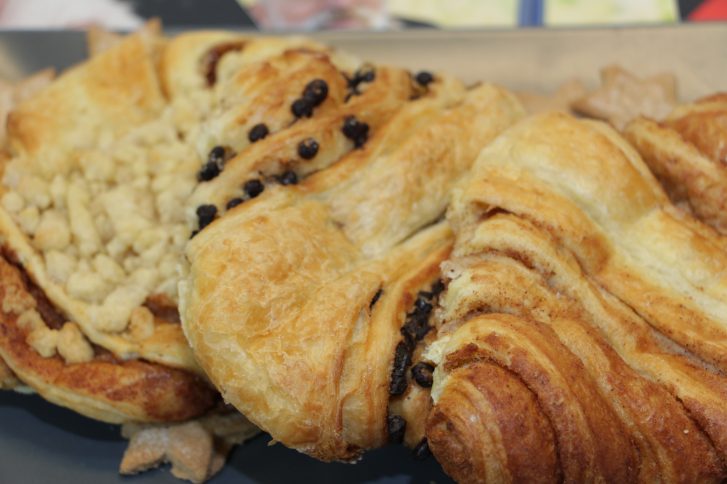 Schoko, Streusel oder klassisch? Drei Franzbrötchen nebeneinander