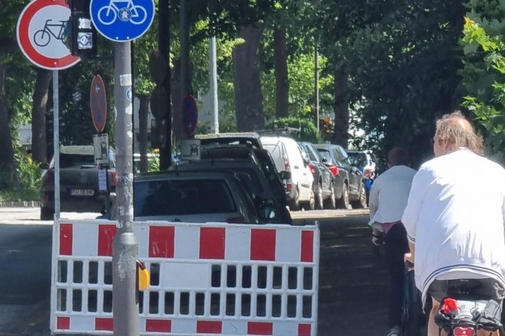 Ein Engpass am Osdorfer Weg: Die StVO zwingt hier Fahrradfahrer den Radweg zu nutzen, selbst dann, wenn dieser zu schmal ist.