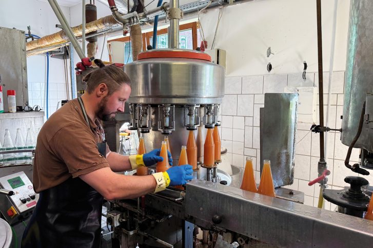 Julian Wehmann in der Mosterei