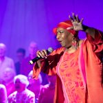 Sängerin von Heaven Can Wait auf der Bühne