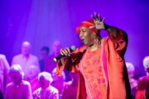 Sängerin von Heaven Can Wait auf der Bühne