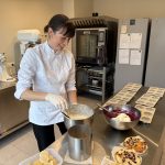 Amelie von Maubeuge beim Vorbereiten der Torten