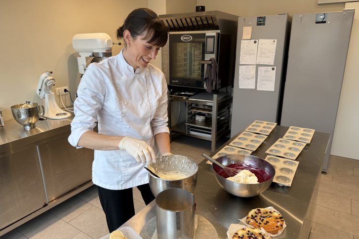 Amelie von Maubeuge beim Vorbereiten der Torten