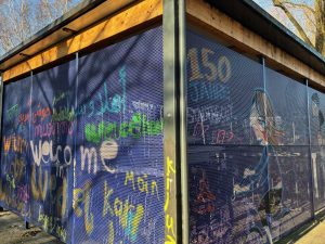 Die kurzen Seiten des Fahrradcontainers ziert das Wort „Willkommen“ auf mehreren Sprachen. // Foto: Stadt Wedel