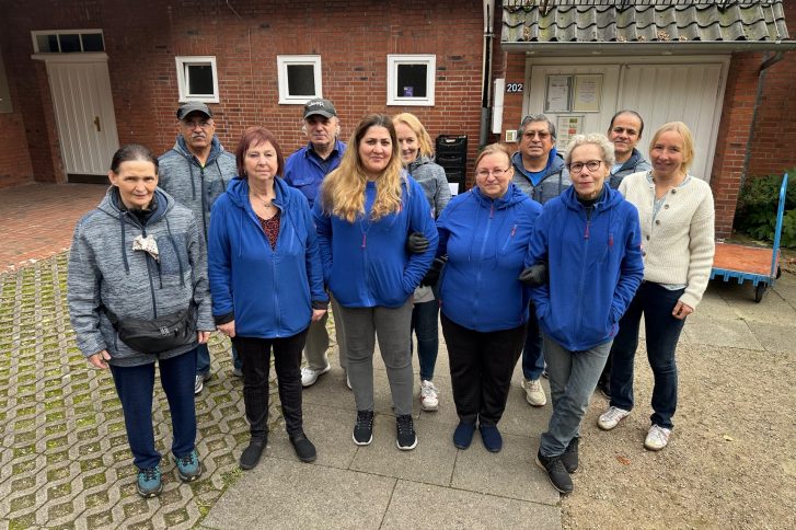 Ehrenamtliche Helfer packen jede Woche mit an, um Lebensmittel an Bedürftige auszugeben.