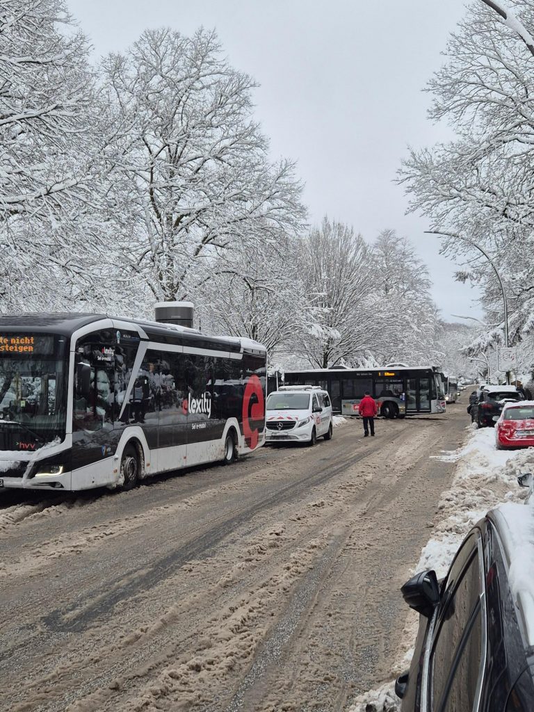 HVV-Busse im Schneechaos.