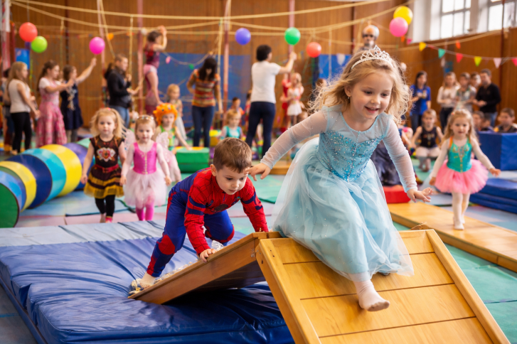 Fasching Kinderturnen Symbolbild