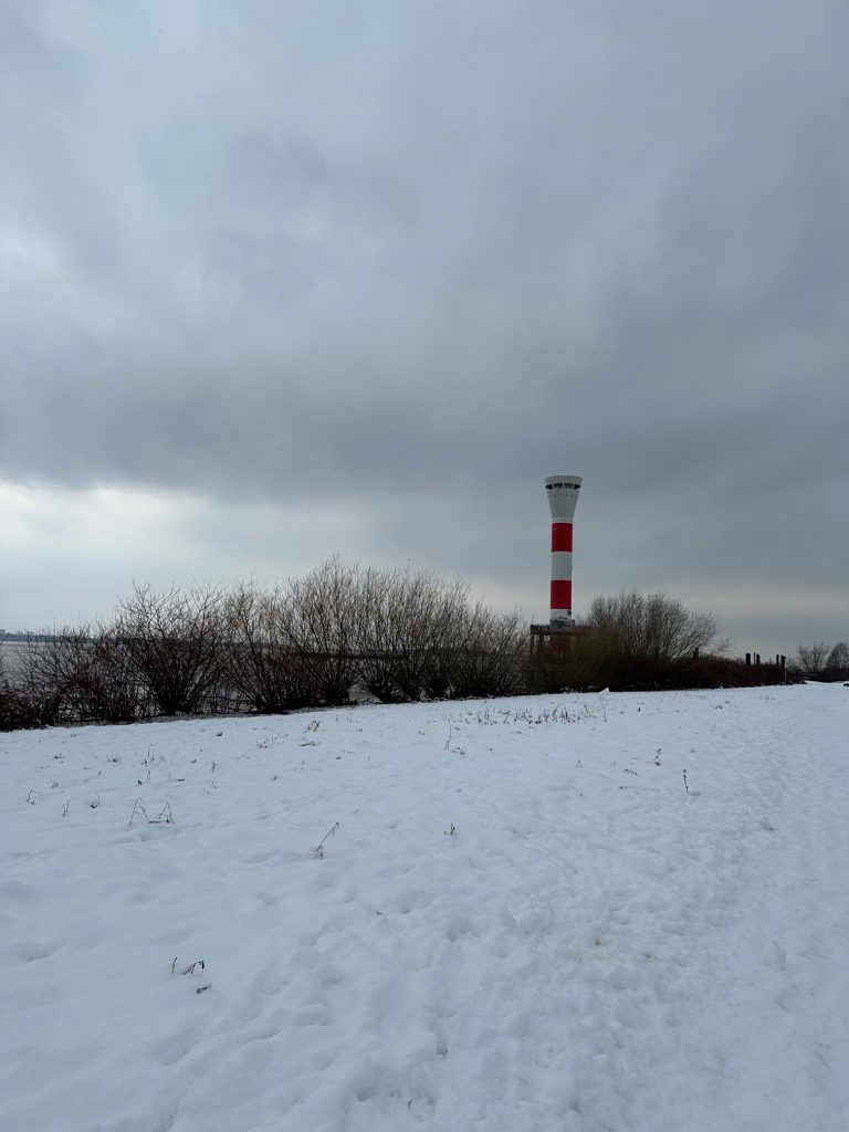 Strandweg im winterlichen Kleid.