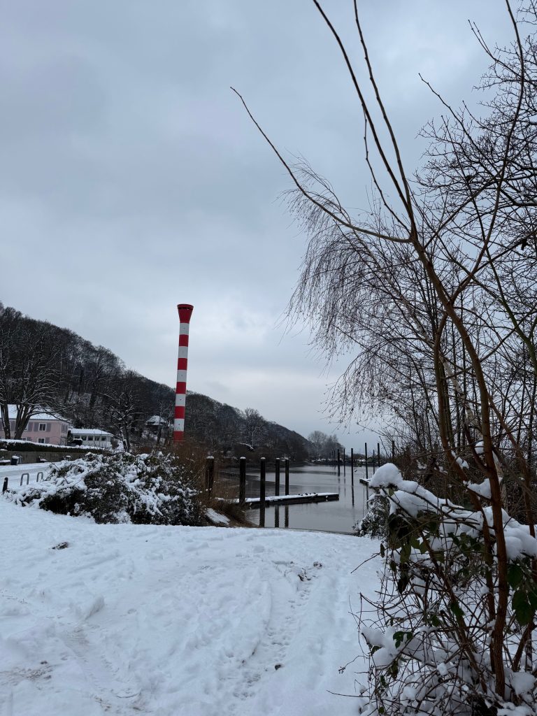 Winterlicher Blick auf den Leuchtturm nahe des Mühlenbergs.