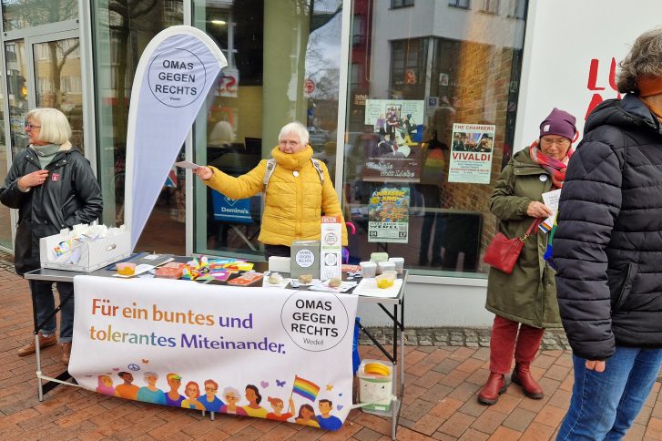 Mit Ostereiern, Musik und vielen Gesprächen werben die Aktivistinnen für Vielfalt und Zusammenhalt. // Foto: Omas gegen rechts Wedel