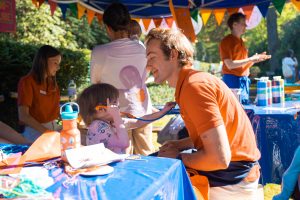 Kleine und große Besucher*innen können sich frei auf dem Gelände bewegen,  Fragen stellen sowie an Mitmachaktionen, Bastel- und Spielangeboten teilnehmen.