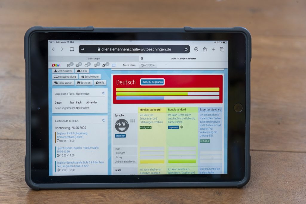 Alle Schüler arbeiten selbstständig an ihren Tablets.