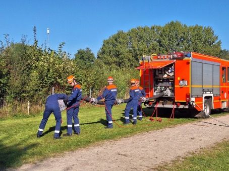 Die Freiwillige feuerwehr Sülldorf-Iserbrook gibt alles.