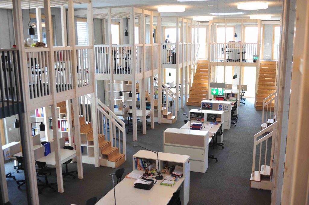 Lernen in Baumhäusern. Hier können sich die Kinder zurückziehen und in Ruhe an ihren Lernzielen arbeiten.