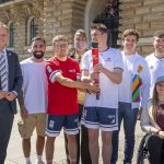Gruppenfoto vor dem rathaus
