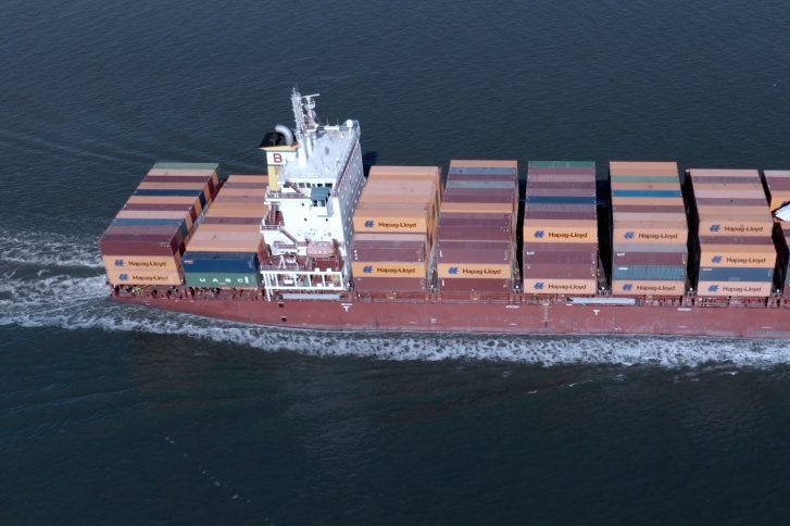 Containerschiff aus "Fluss"